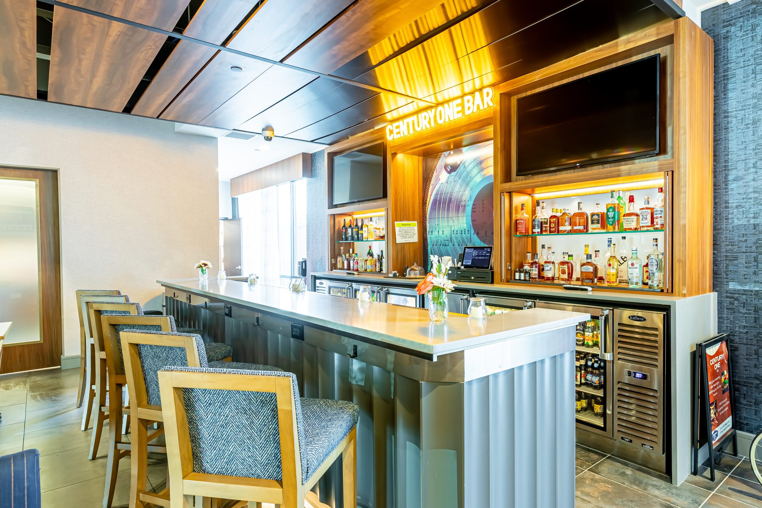 Century 1 Bar seating area at Hampton Inn Nashville Airport Century Place with beer, wine, spirits, and lounge seating for guests